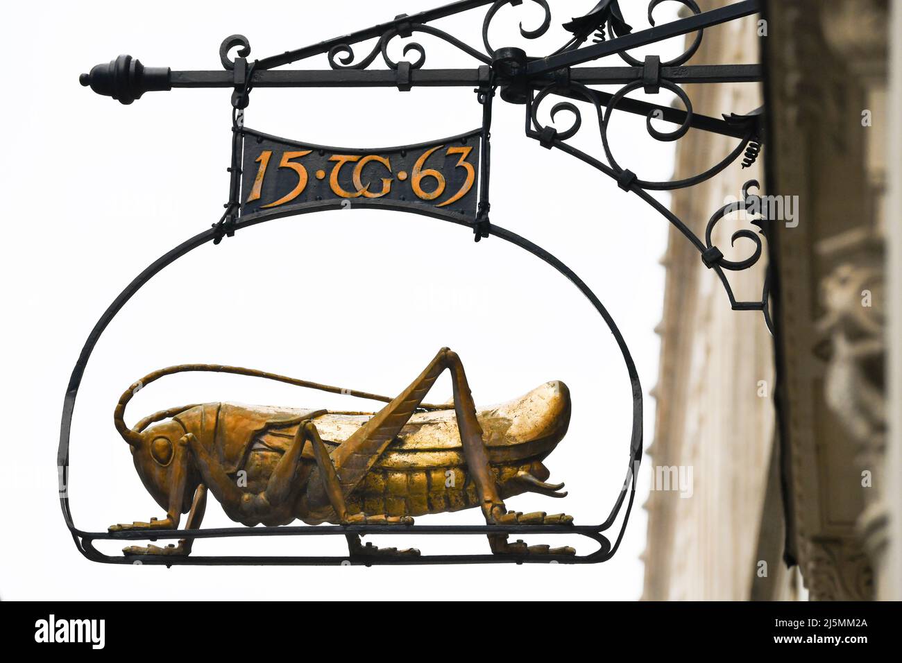 Un saltamontes dorado, uno de los históricos carteles colgantes de Lombard Street en la City de Londres Foto de stock