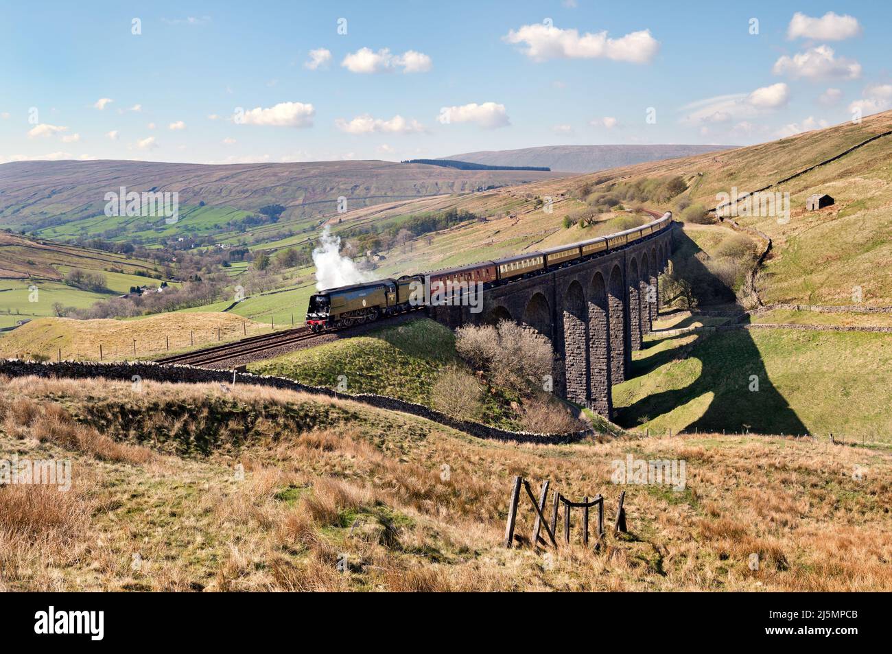 Locomotora 'Tangmere' con el Northern Belle Settle-Carlisle Steam Special, cruzando el viaducto Arten Gill, Dentdale, Yorkshire Dales National Park, Reino Unido Foto de stock