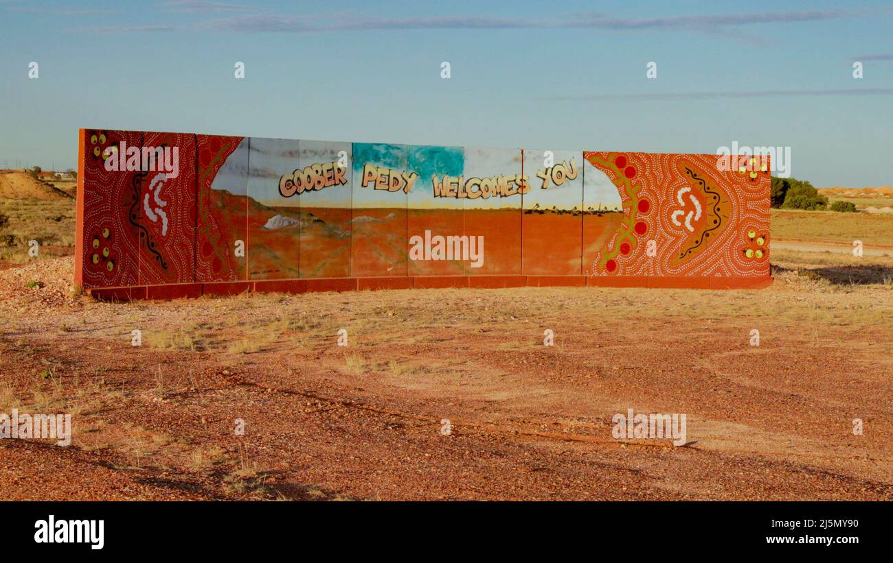 COOBER PEDY, AUSTRALIA - 10 DE JUNIO de 2021: Vista al atardecer de un cartel de bienvenida en coober pedy, en el Outback del sur de australia Foto de stock