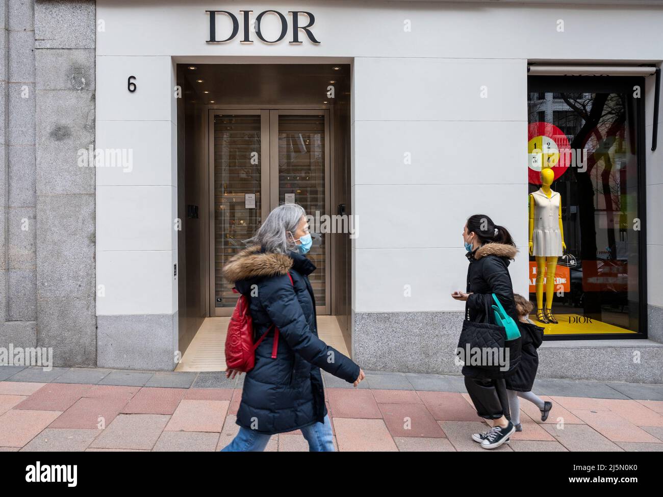 Madrid, España. 20th Mar, 2022. Los peatones pasan por la tienda de  artículos de lujo, ropa y productos de belleza Christian Dior francesa  vista en España. (Imagen de crédito: © Xavi Lopez/SOPA