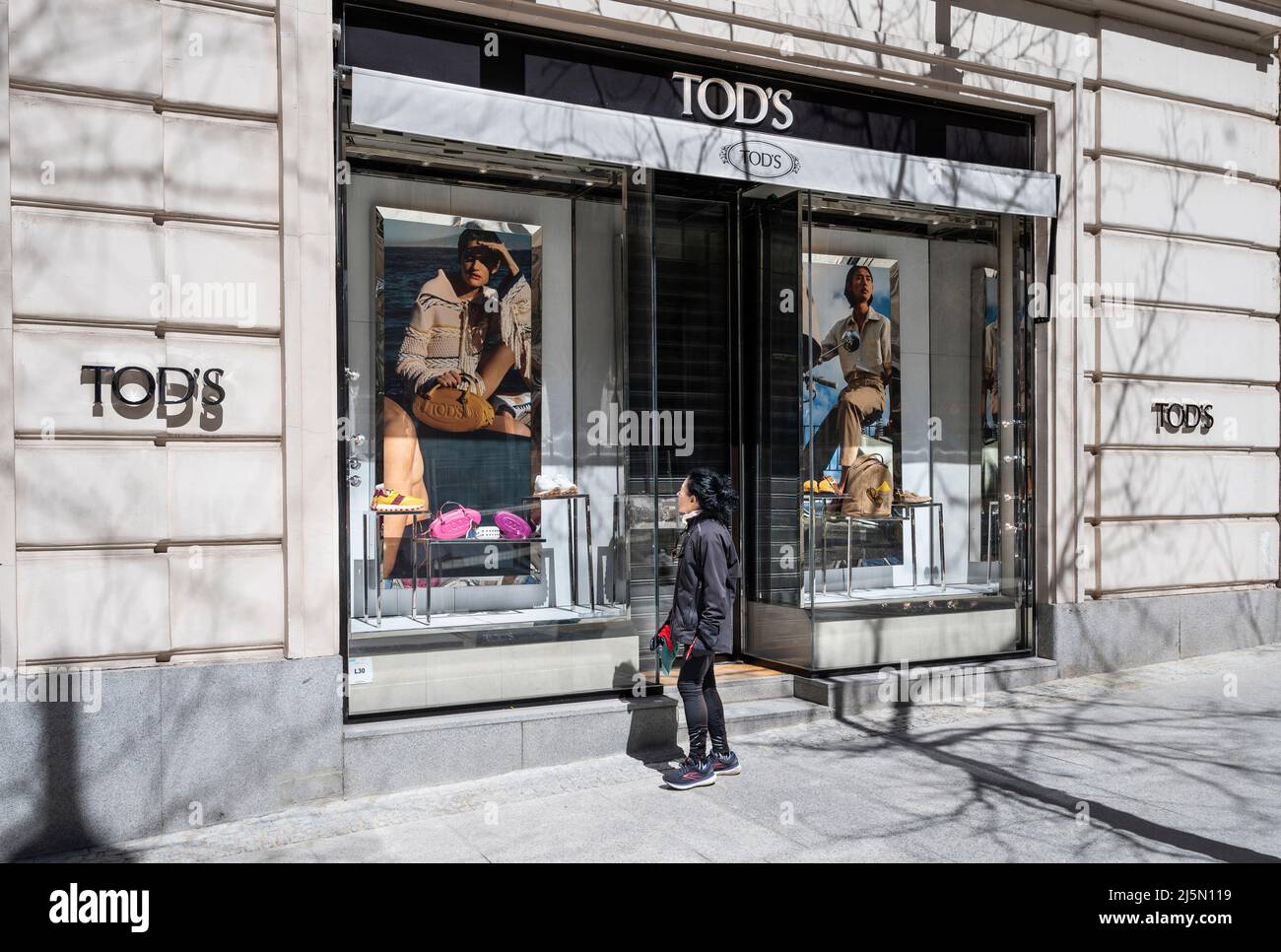Madrid, España. 3rd de Abr de 2022. Un paseo peatonal por la tienda de  zapatos de lujo italianos y artículos de cuero de la marca Tod's en España.  (Imagen de crédito: ©