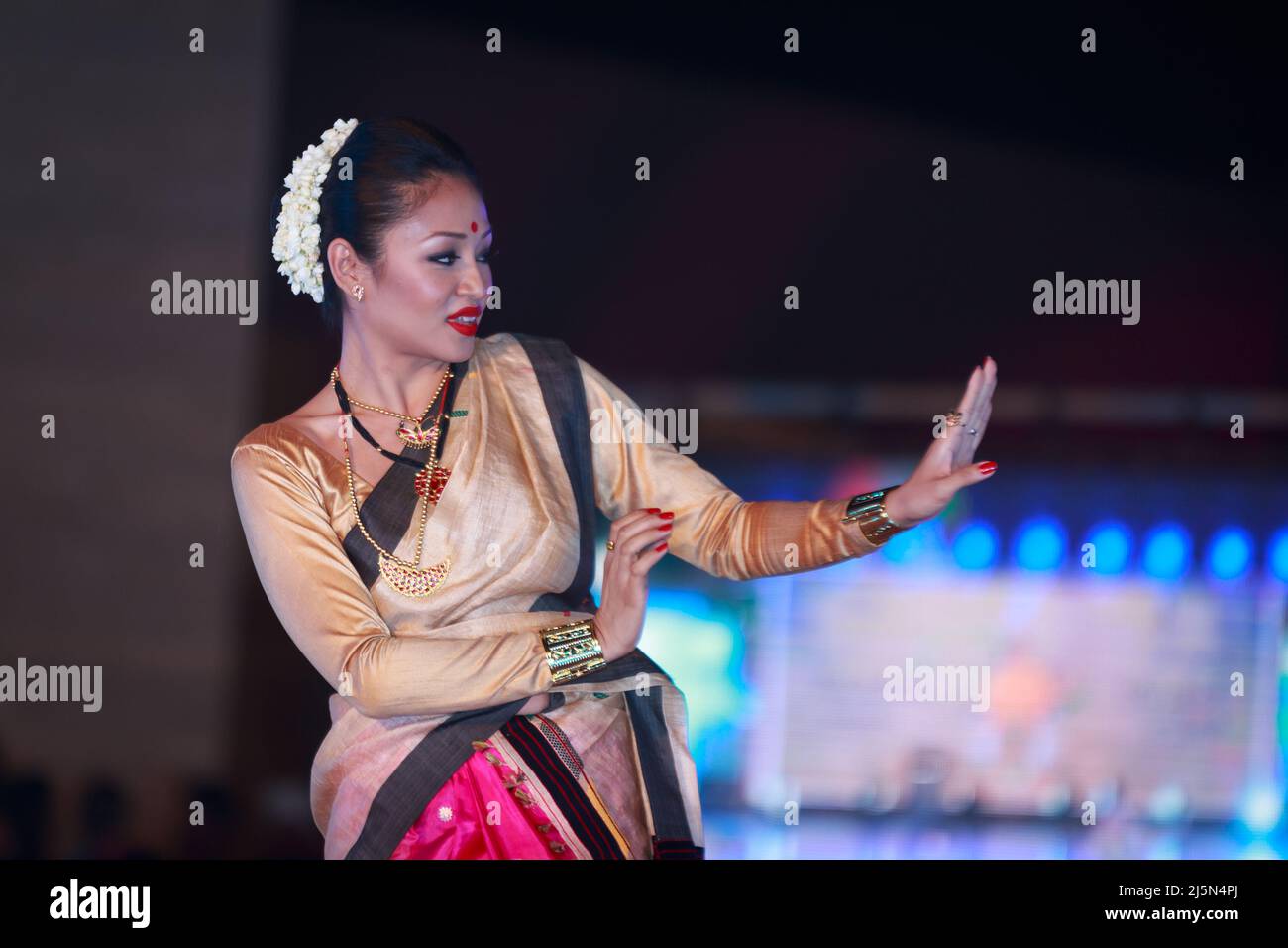 Bailarines indios tradicionales actuando en el escenario en la aldea cultural Katara, Doha Qatar Foto de stock