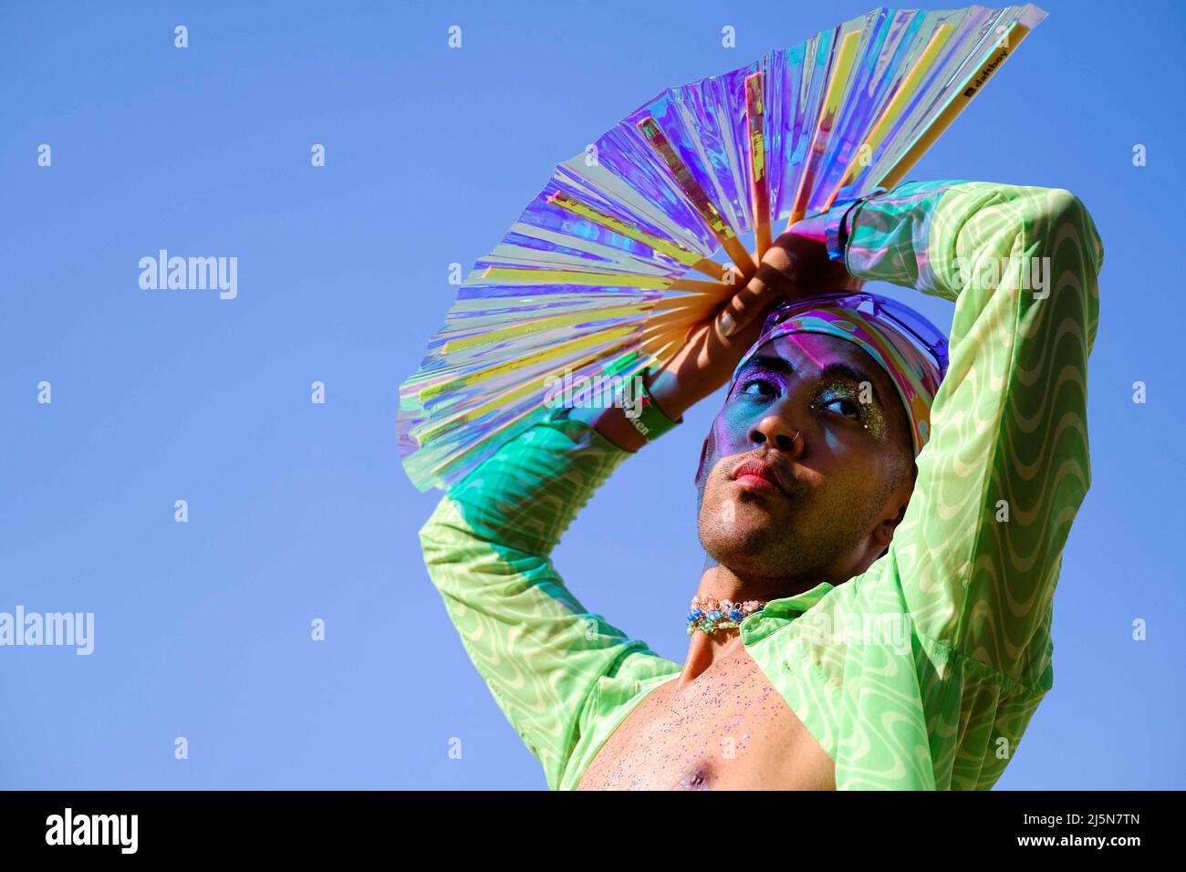 Joseph Ravara poses mientras sus amigos toman fotos de su traje del Día  Tres para el Festival de Música y Artes de Coachella Valley, celebrado en  el Empire Polo Club en Indio,