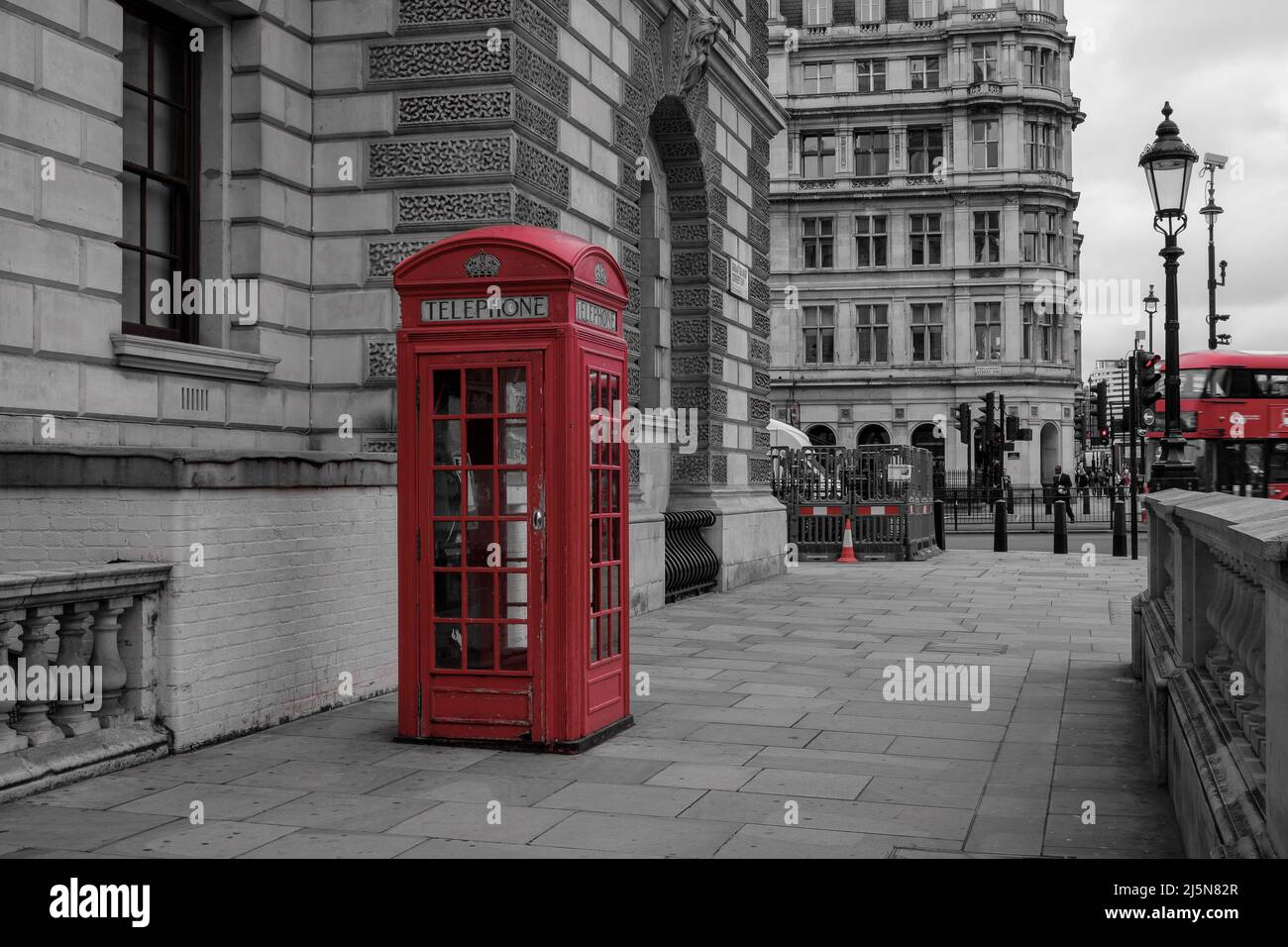 Visión británica clásica: Cabina de teléfonos rojos en Londres, Reino Unido Foto de stock
