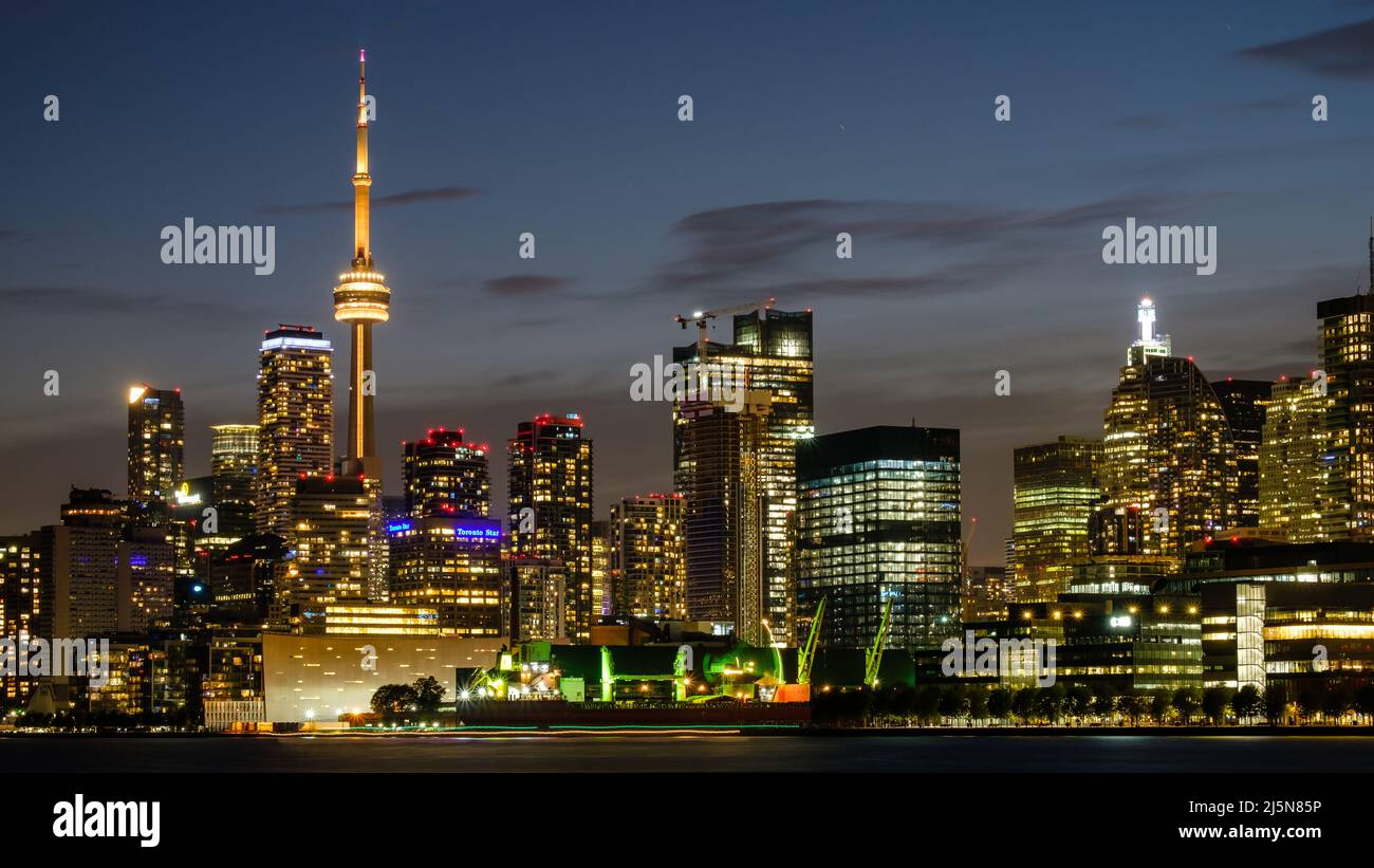 Magníficas vistas del horizonte de Toronto por la noche Foto de stock