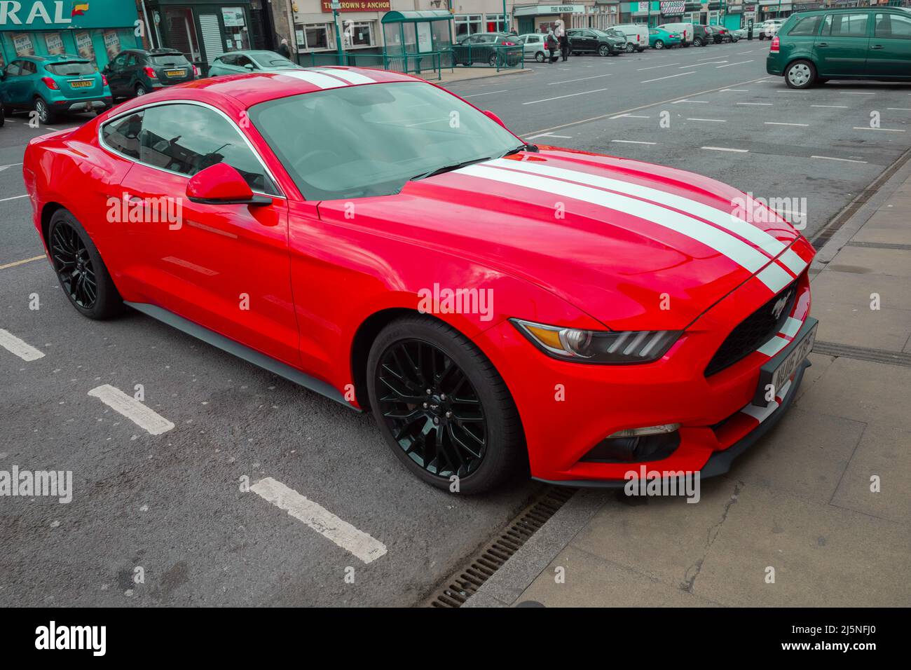Un coche deportivo Ford Mustang rojo y blanco registrado en 2016 en Inglaterra Reino Unido Foto de stock