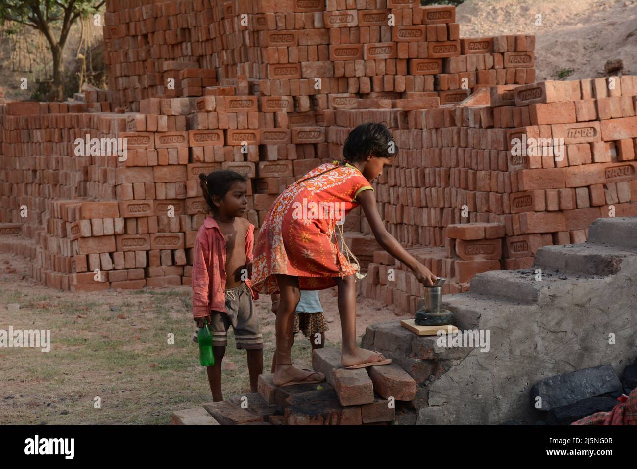 Santiniketan, Bengala Occidental, India. 24th de Abr de 2022. El informe  dice que hay 50 mil hornos de ladrillo en toda la India. En un promedio 150  trabajadores están trabajando en cada