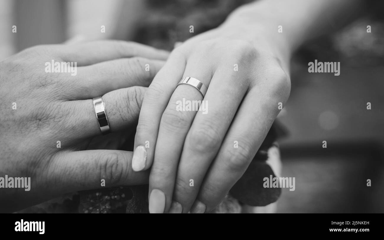 Manos con anillos pareja sales