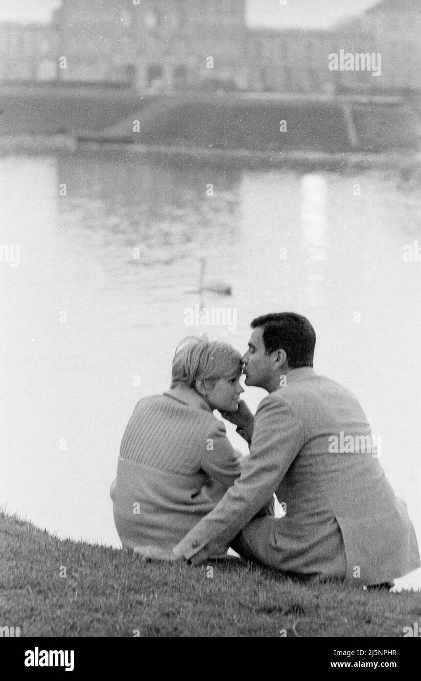 Rita Pavone con su marido Teddy Reno durante su luna de miel en Munich. En el regazo Nymphenburg. [traducción automática] Foto de stock