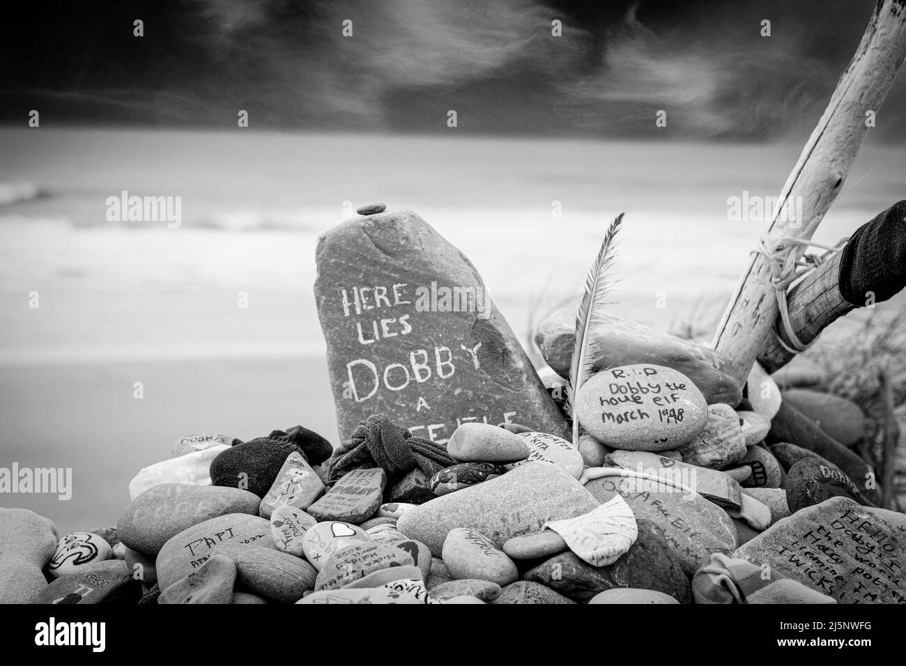 Tumba de Dobby, bahía de agua dulce, Pembroke , Gales, Playa, Costa Foto de stock