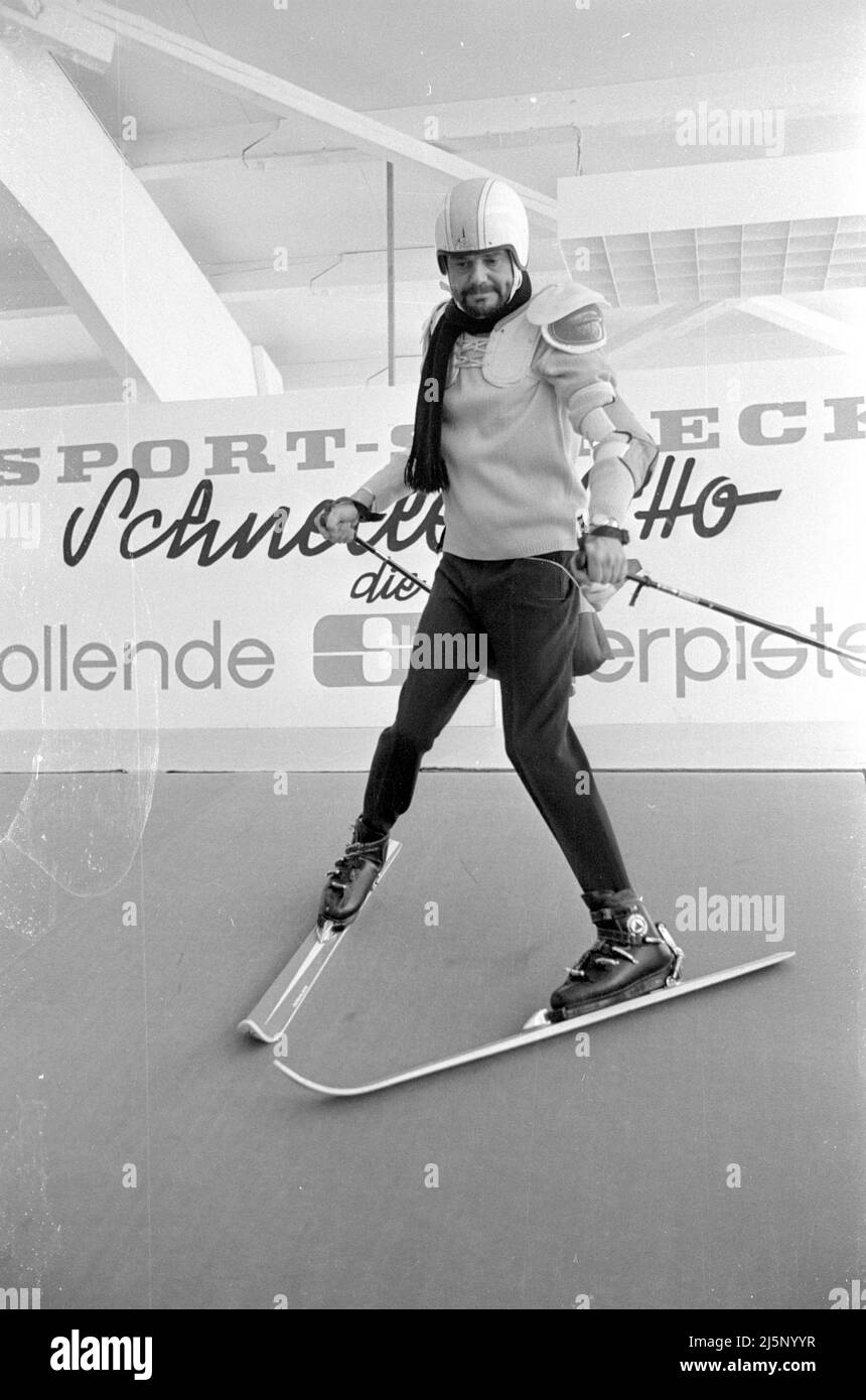 Walter Giller en un evento promocional en Sporthaus Sport Schcheck en Munich. Se presenta la pista de esquí ' Schneller Otto ', en la que se puede practicar esquí. [traducción automática] Foto de stock
