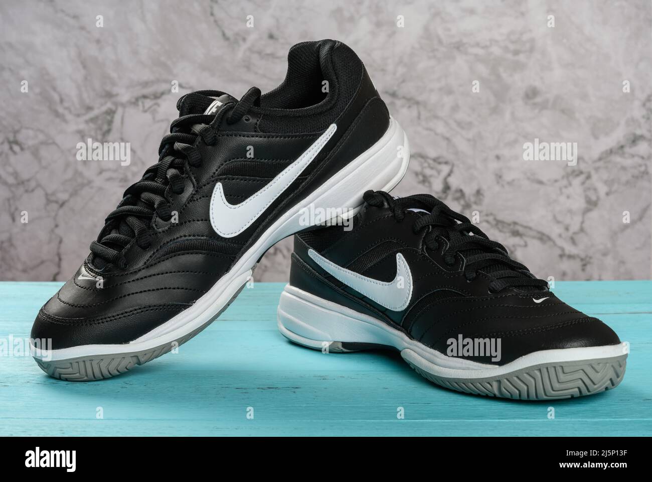 Zhongshan,China-19 de noviembre de 2019:par de zapatillas deportivas Nike  negras para hombre Fotografía de stock - Alamy