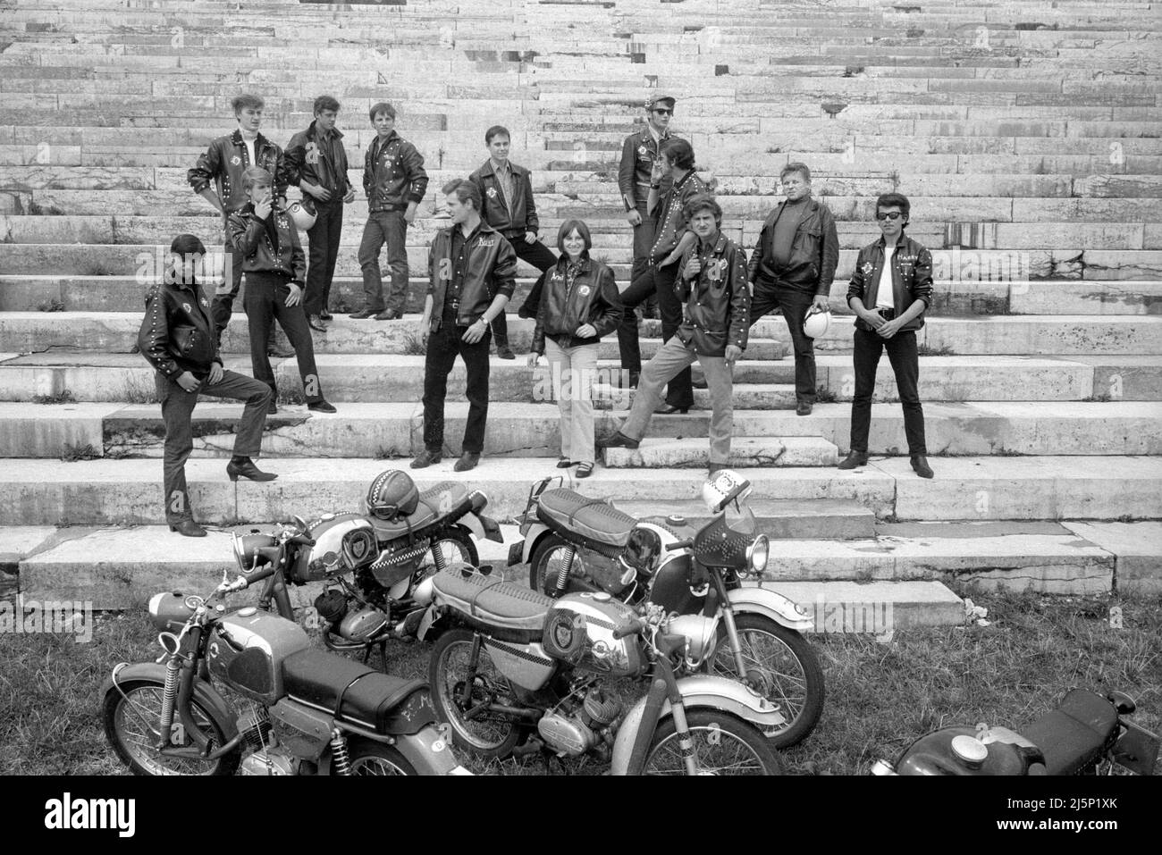 Miembros de los Diablos Rojos, una banda juvenil en Nuremberg. Los jóvenes llevan chaquetas de cuero decoradas, loiter alrededor y pasar el tiempo montando motocicletas. [traducción automática] Foto de stock