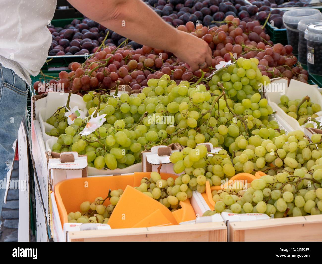 Uvas frescas en el mercado Foto de stock