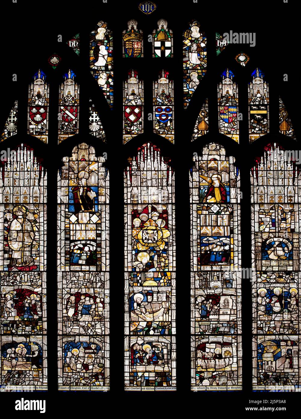 La restauración de la ventana medieval en 1848 en la iglesia de San Andrés, Graystoke, Cumbria, Reino Unido Foto de stock