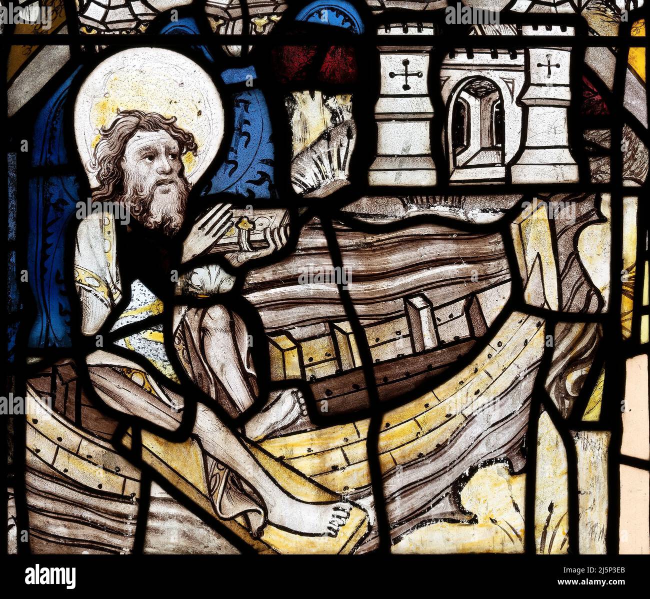 Vidrieras medievales que representan el desembarco de San Andrés en la ciudad de los perros en la leyenda de San Andrés y San Mateo, la iglesia de Greystoke, Cumbria, Reino Unido Foto de stock