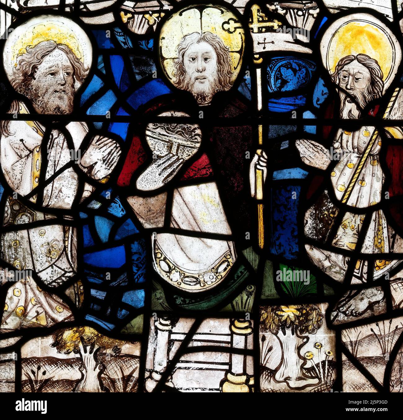 Fragmentos de mosaicos medievales que representan a Cristo, San Andrés y San Pedro, la iglesia de San Andrés, Greystoke, Cumbria, Reino Unido Foto de stock