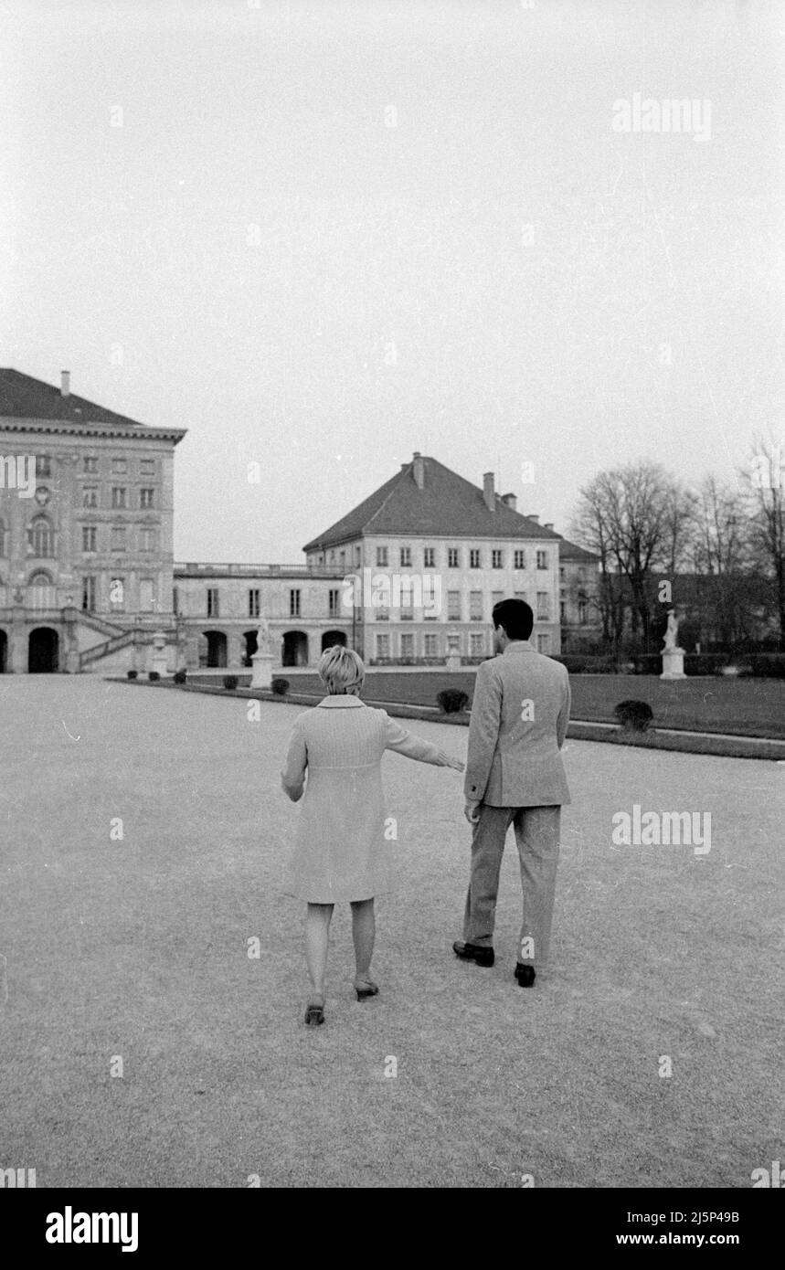 Rita Pavone con su marido Teddy Reno durante su luna de miel en Munich. En el castillo de Nymphenburg. [traducción automática] Foto de stock