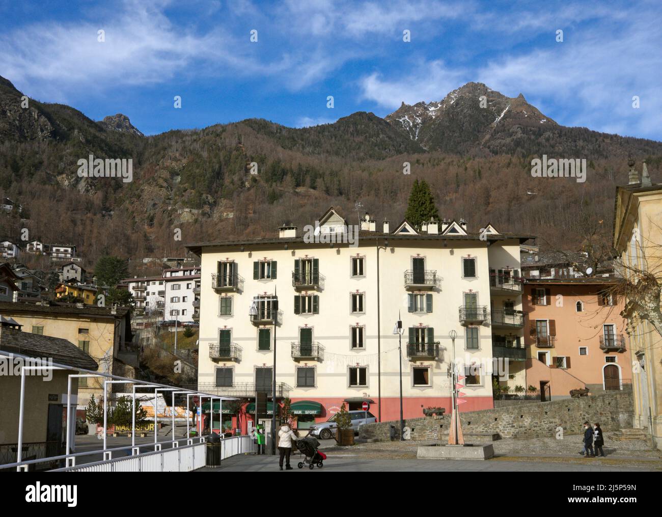 La ciudad de Chiesa Valmalenco, Valtelline, Lombardía, Italia Foto de stock