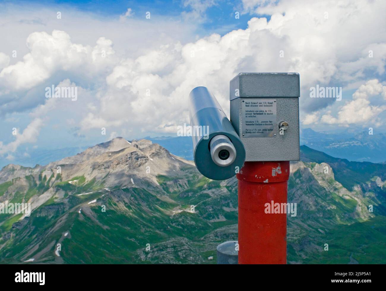 El telescopio Coin apunta a la cordillera de Jungrau desde la montaña de Schilthorn (Piz Gloria) en Oberland Bernese - Suiza Foto de stock