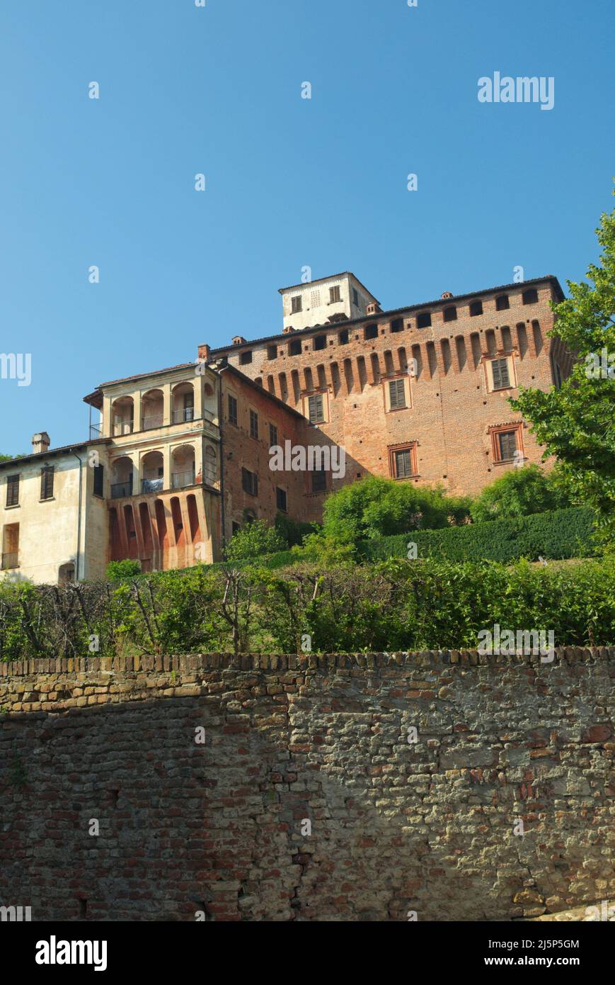 Castillo Solaroli o Rocca Viscontea en Briona (provincia de Novara), Piamonte, Italia Foto de stock