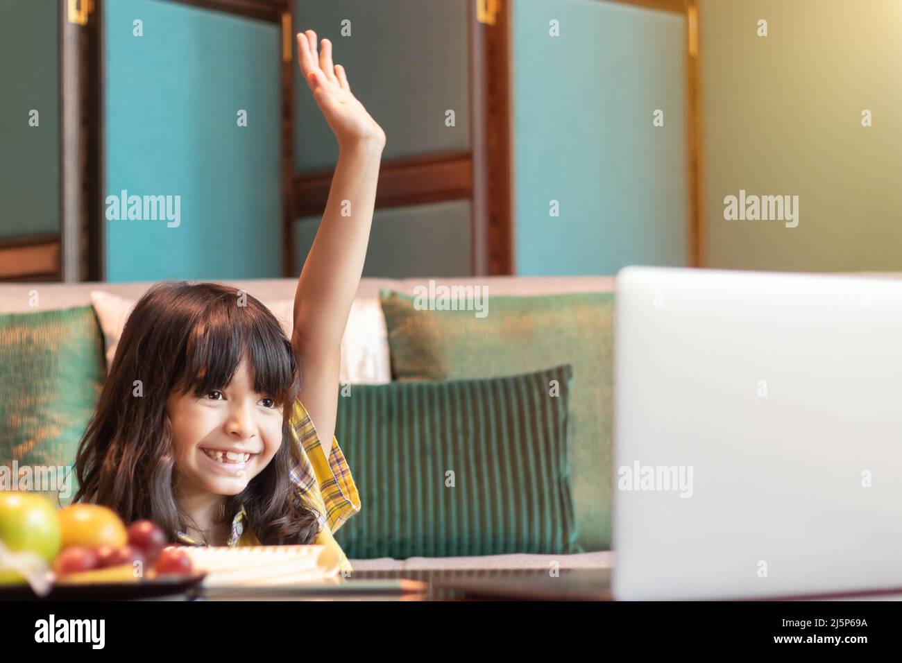 estudiante que estudia en línea levántate la mano para responder a las preguntas de la maestra en la clase en línea. concepto de interactivo en vivo, comunicación y respuesta del aprendizaje Foto de stock
