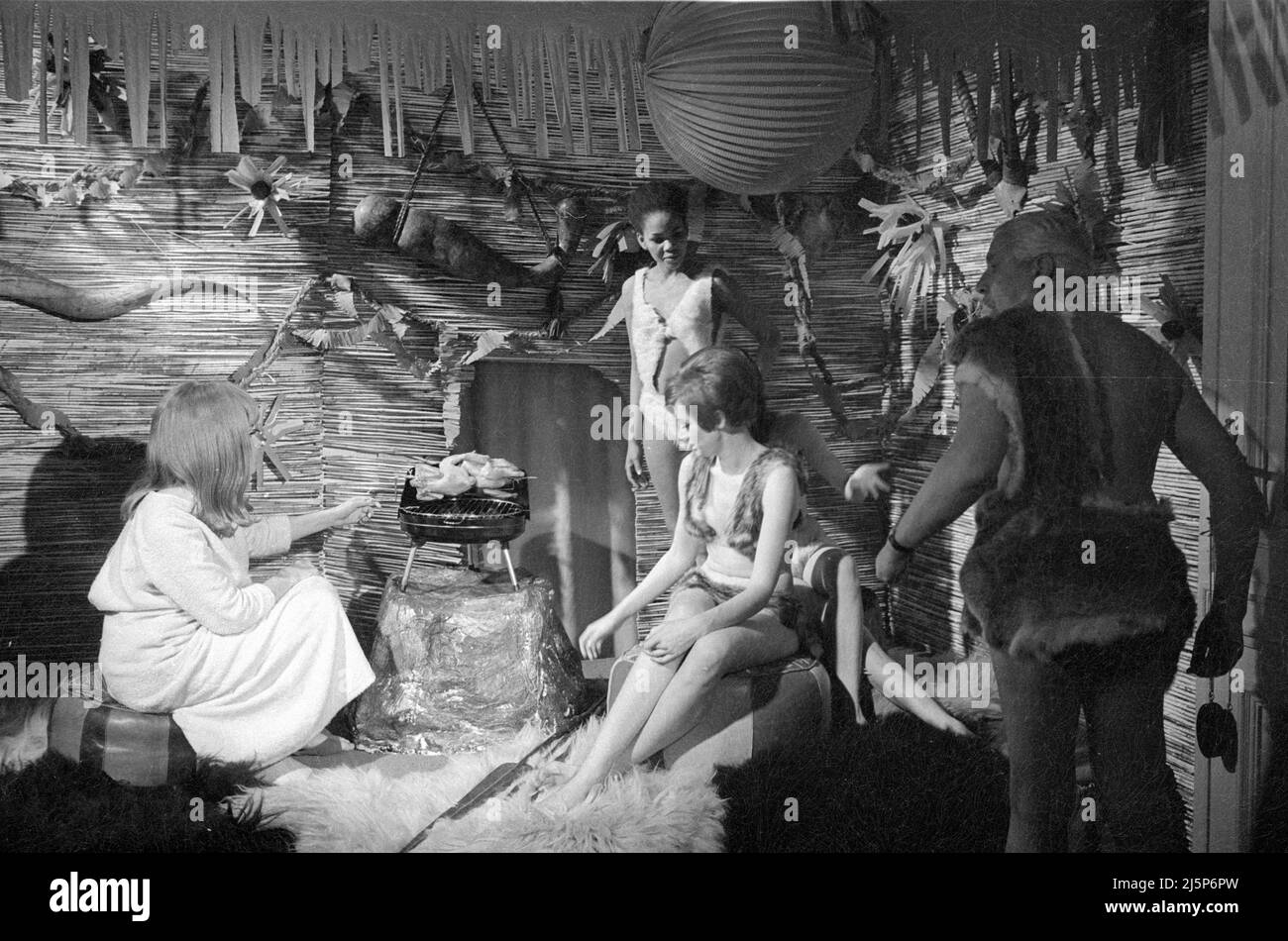 Durante el rodaje de la película Pension Clausewitz (también: Casa del erotismo) en febrero/marzo de 1967: Izquierda Maria Brockerhoff. [traducción automática] Foto de stock
