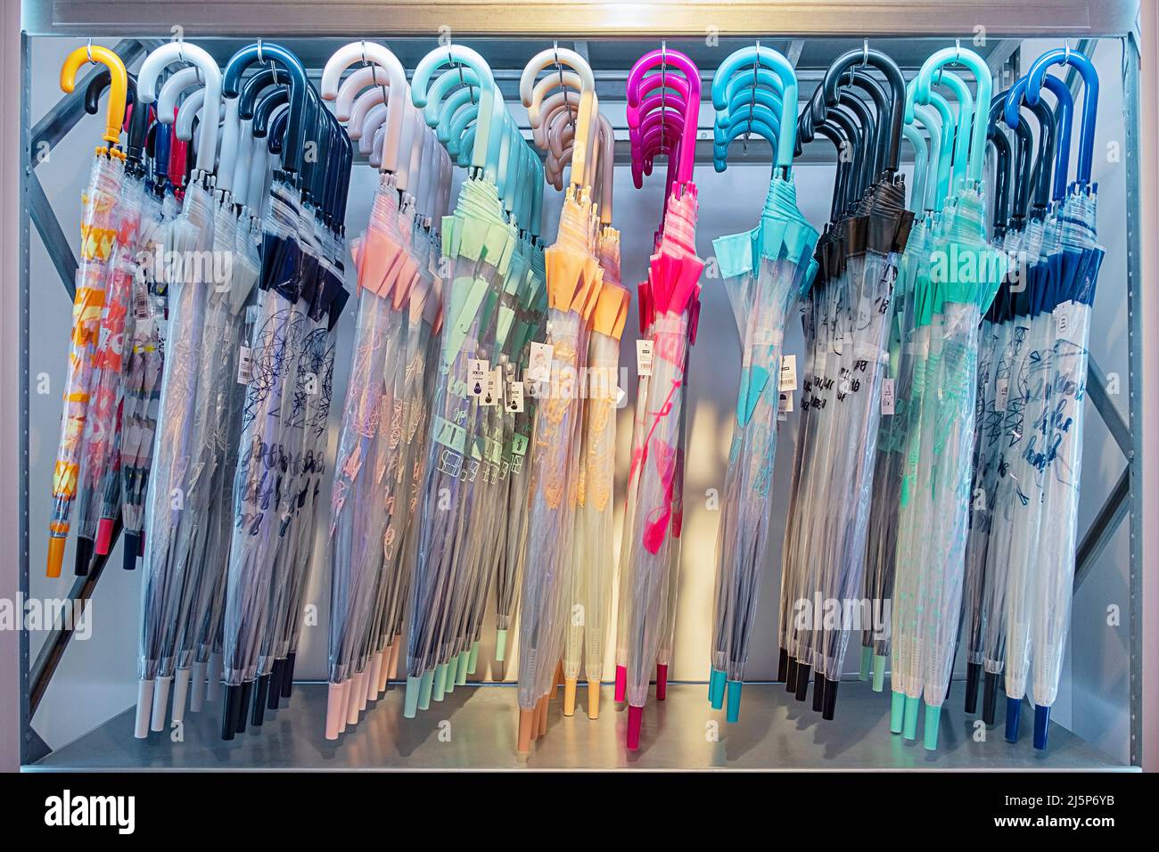 Amplia selección de paraguas embalados colgados en una amplia exhibición en  la popular tienda de novedades que vende regalos y accesorios, tienda de  novedades Ale-Hop Fotografía de stock - Alamy