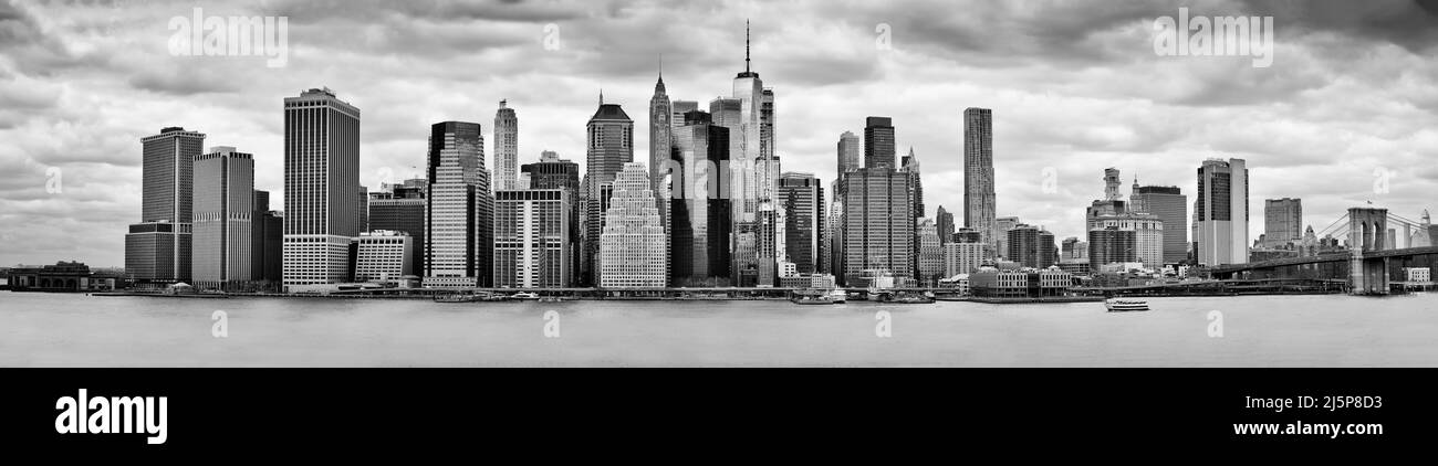 Vista panorámica en blanco y negro del horizonte del centro de la ciudad de Nueva York, Estados Unidos de América Foto de stock