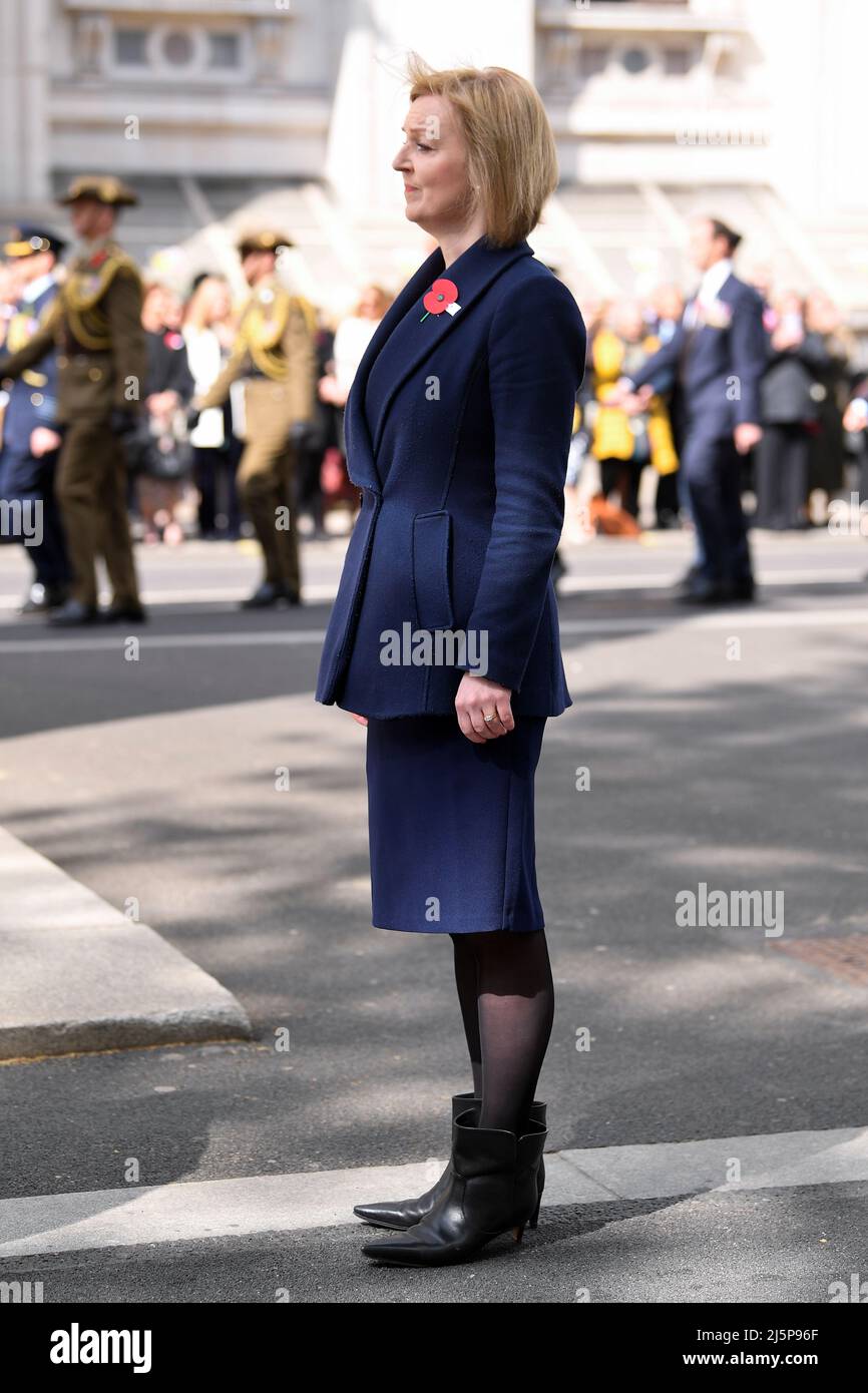 El Secretario de Relaciones Exteriores británico Liz Truss está de pie  durante un evento donde el Príncipe William de Gran Bretaña pone una corona  en el Cenotaph en nombre de la Reina