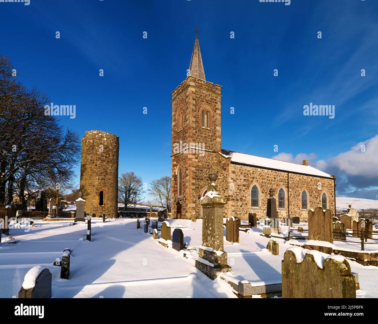 Una torre y iglesia de la Ronda de Armoy cubiertas de nieve, Condado de Antrim, Irlanda del Norte Foto de stock