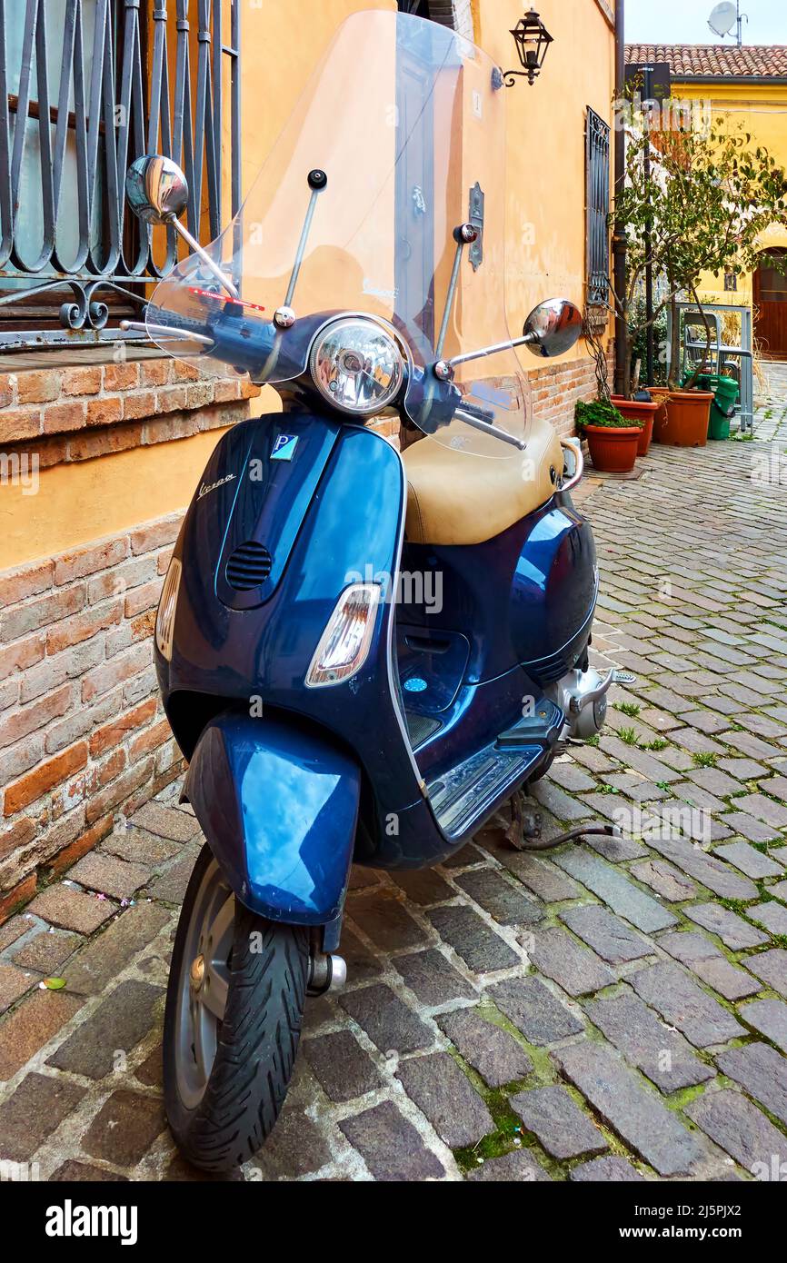 heroína uvas rasguño Rimini, Italia - 1 de marzo de 2020: Vespa vintage scooter con parabrisas  estacionado por la pared Fotografía de stock - Alamy