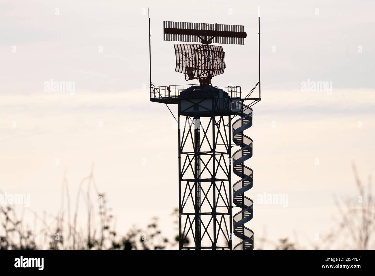 Un radar en el aeropuerto de Cardiff Foto de stock