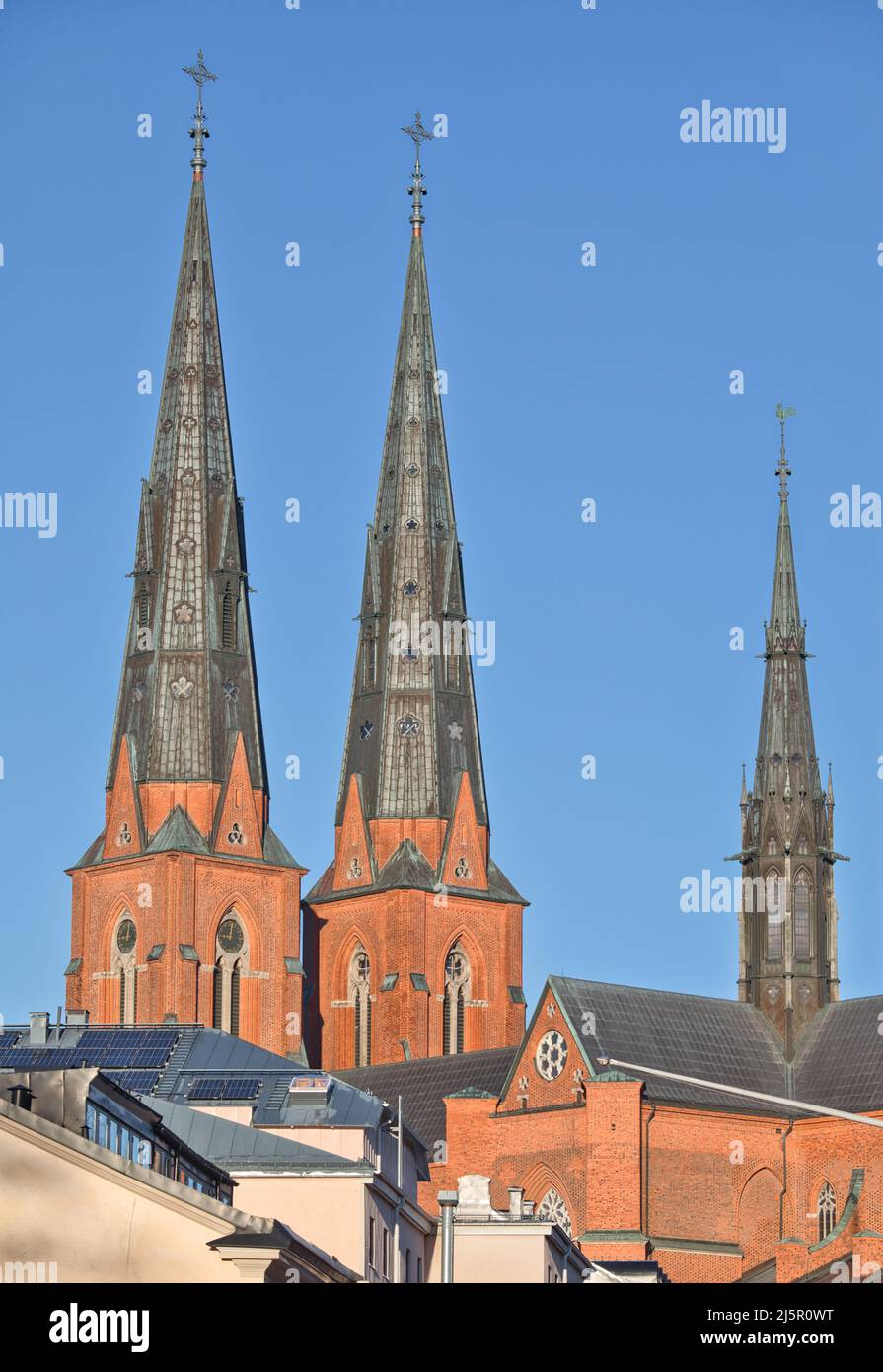 Agujas del gótico francés del siglo 13th Catedral de Uppsala (Uppsala Domkyrka) La más alta de Escandinavia, Uppsala, Uppland, Suecia Foto de stock