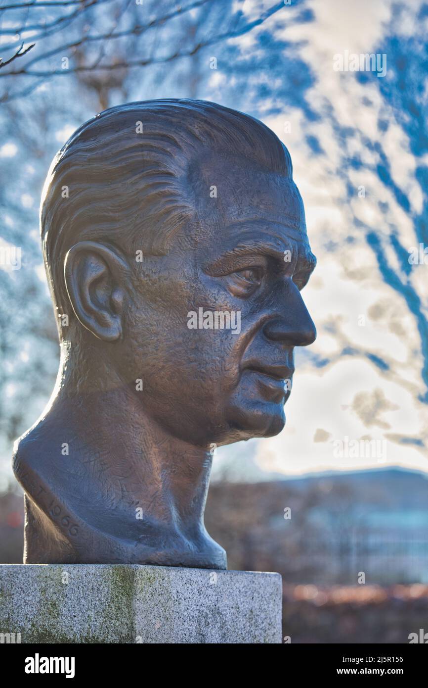 Busto de Dag Hammarskjold Secretario General de las Naciones Unidas más joven de la historia por Svend Lindhart, Uppsala, Uppland, Suecia Foto de stock