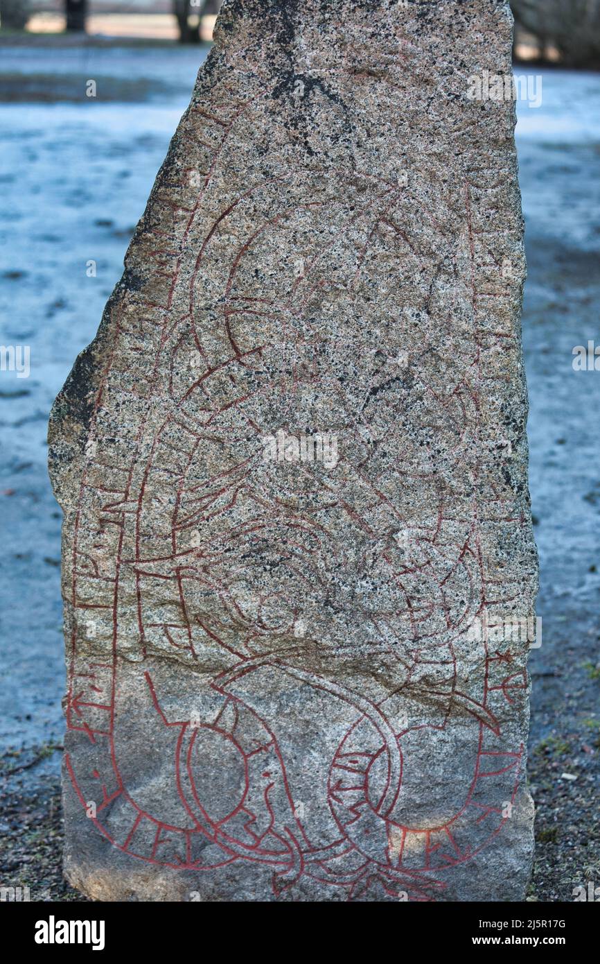 Inscripción rúnica de piedra rúnica vikinga del siglo 11th, Uppsala, Uppland, Suecia Foto de stock