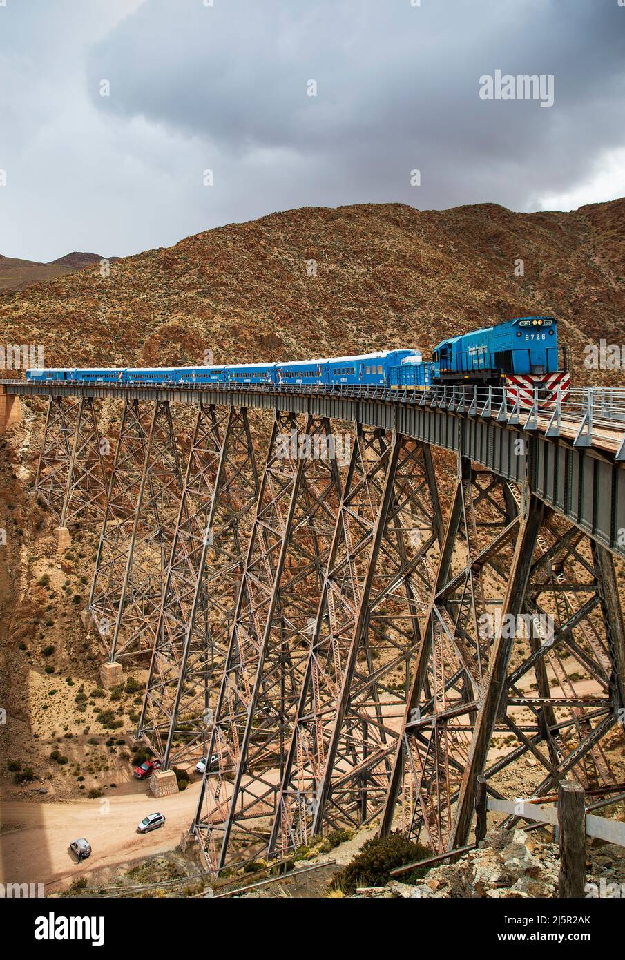 Argentina, provincia de Salta - Atracción turística 'Tren a las Nubes' o  tren a las nubes. Se detiene en el puente La Polvorilla y los lugareños  tratan de se Fotografía de stock -