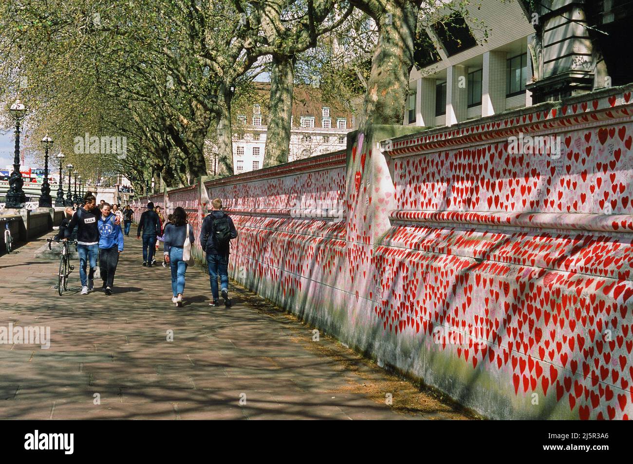 El National Covid Memorial Wall en la orilla sur en Westminster, Londres, con peatones Foto de stock