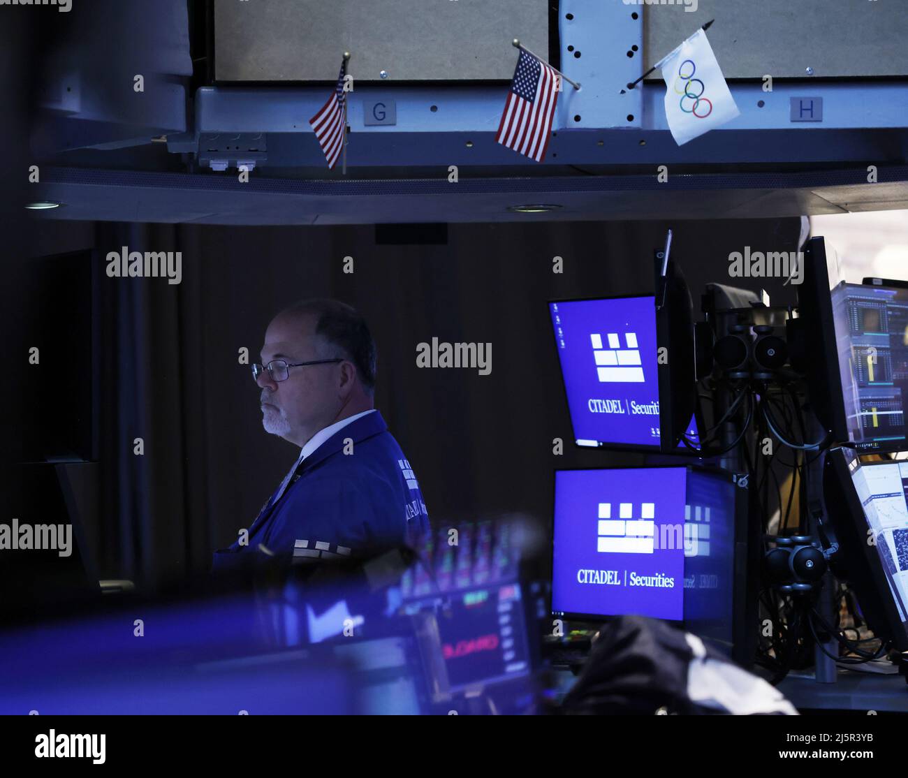 Nueva York, Estados Unidos. 25th de Abr de 2022. Traders trabaja en el piso  de la NYSE en la campana de apertura de la Bolsa de Valores de Nueva York  en Wall