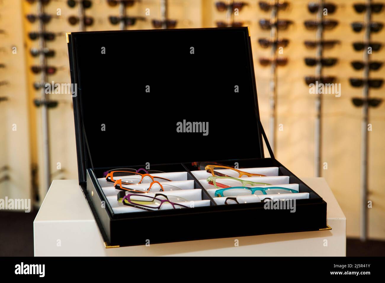 caja con gafas de lectura para elegir en una tienda opticien Foto de stock