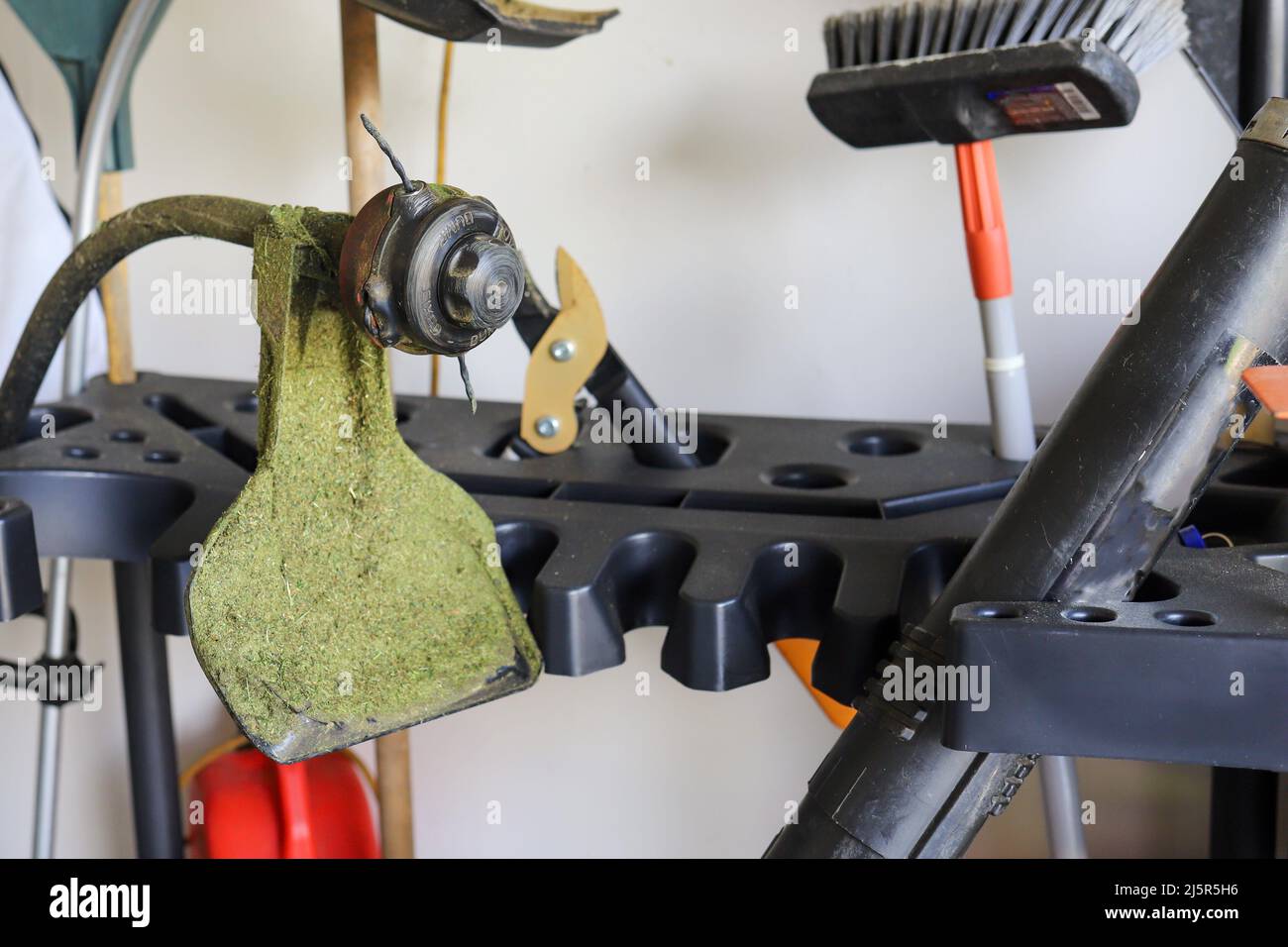 Un primer plano de un comedor de malas hierbas dentro de un garaje Foto de stock