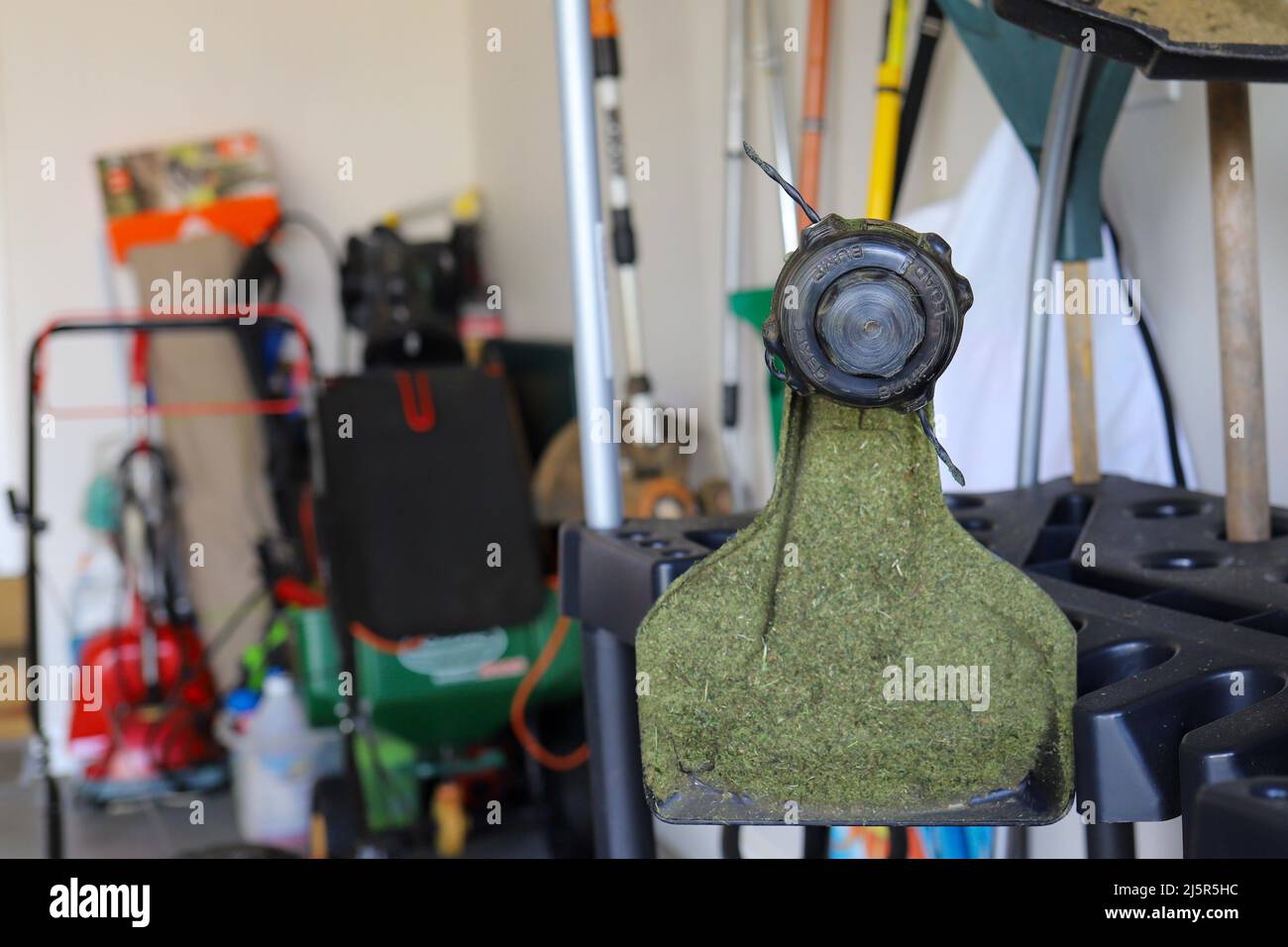Un primer plano de un comedor de malas hierbas dentro de un garaje Foto de stock