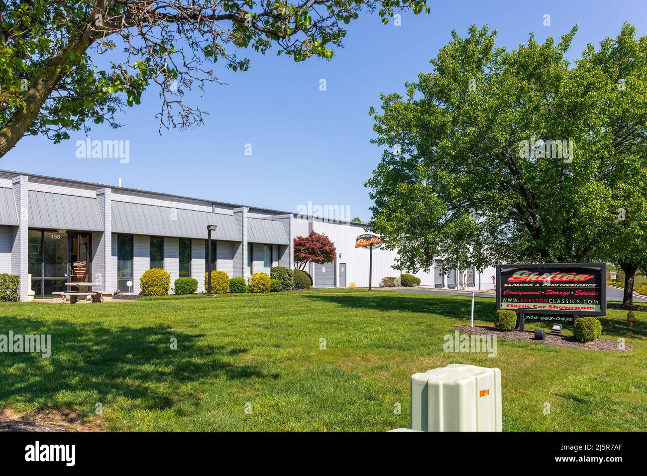 MOORESVILLE, NC, EE.UU.-17 ABRIL 2022: Shellton Classics & Performance, edificio clásico de la sala de exposición de coches y señales. Foto de stock
