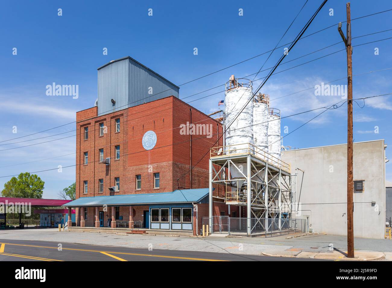 MOORESVILLE, NC, USA-17 ABRIL 2022: Oficinas y tolvas de Bay State Milling Company. Foto de stock