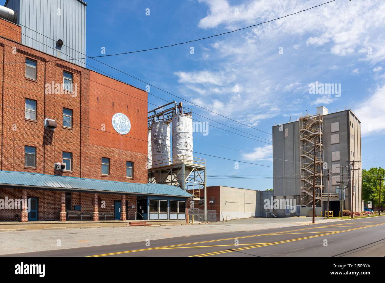MOORESVILLE, NC, USA-17 ABRIL 2022: Oficinas, silos de almacenamiento y tolvas de Bay State Milling Company. Foto de stock