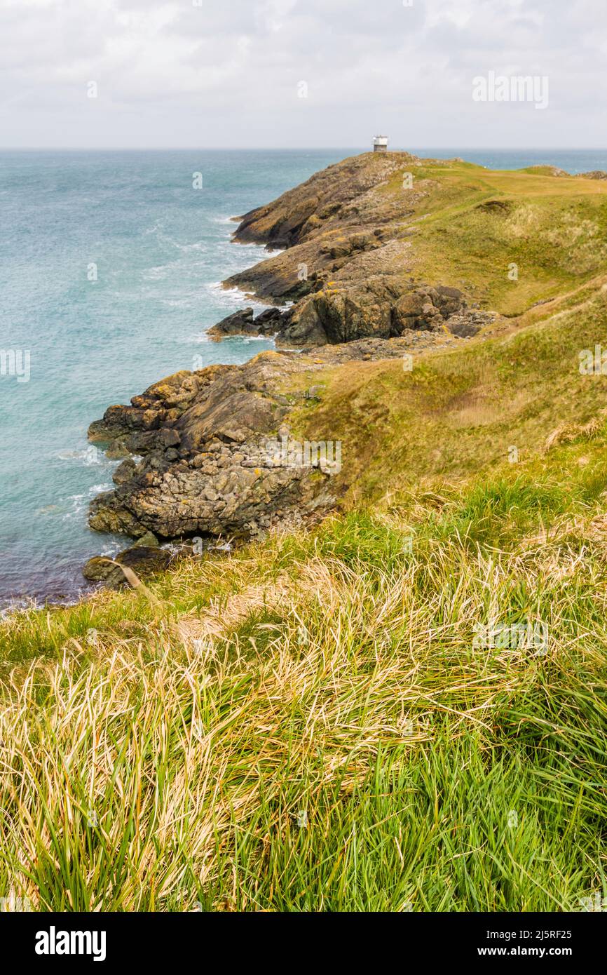 Vista sobre el extremo norte de la península de Porthdinllaen con observación de guardacostas en la distancia, Gales del Norte, retrato. Foto de stock