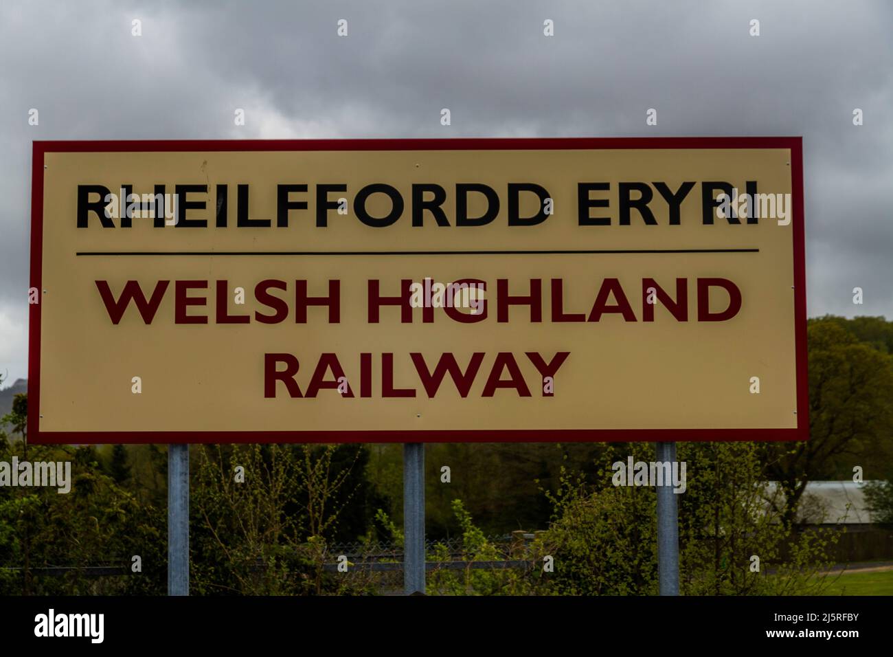 Señal para el ferrocarril de las tierras altas galesas, ferrocarril de la herencia de gauge estrecho en el norte de Gales, paisaje terrestre. Foto de stock
