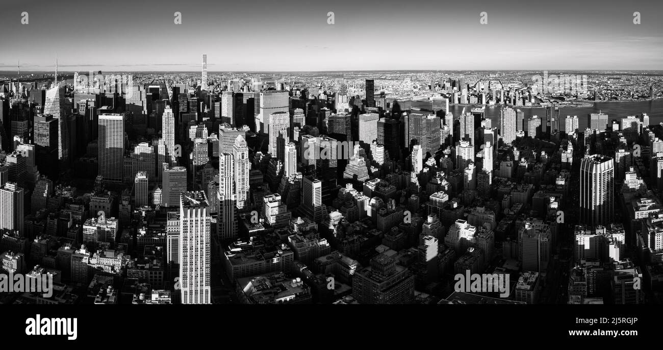 Vista panorámica elevada de la ciudad de Nueva York del centro de Manhattan. Rascacielos en blanco y negro Foto de stock