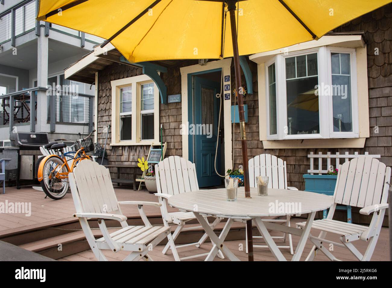 La terraza de una casa de vacaciones de verano junto a la playa del Pacífico en Mission Bay Foto de stock