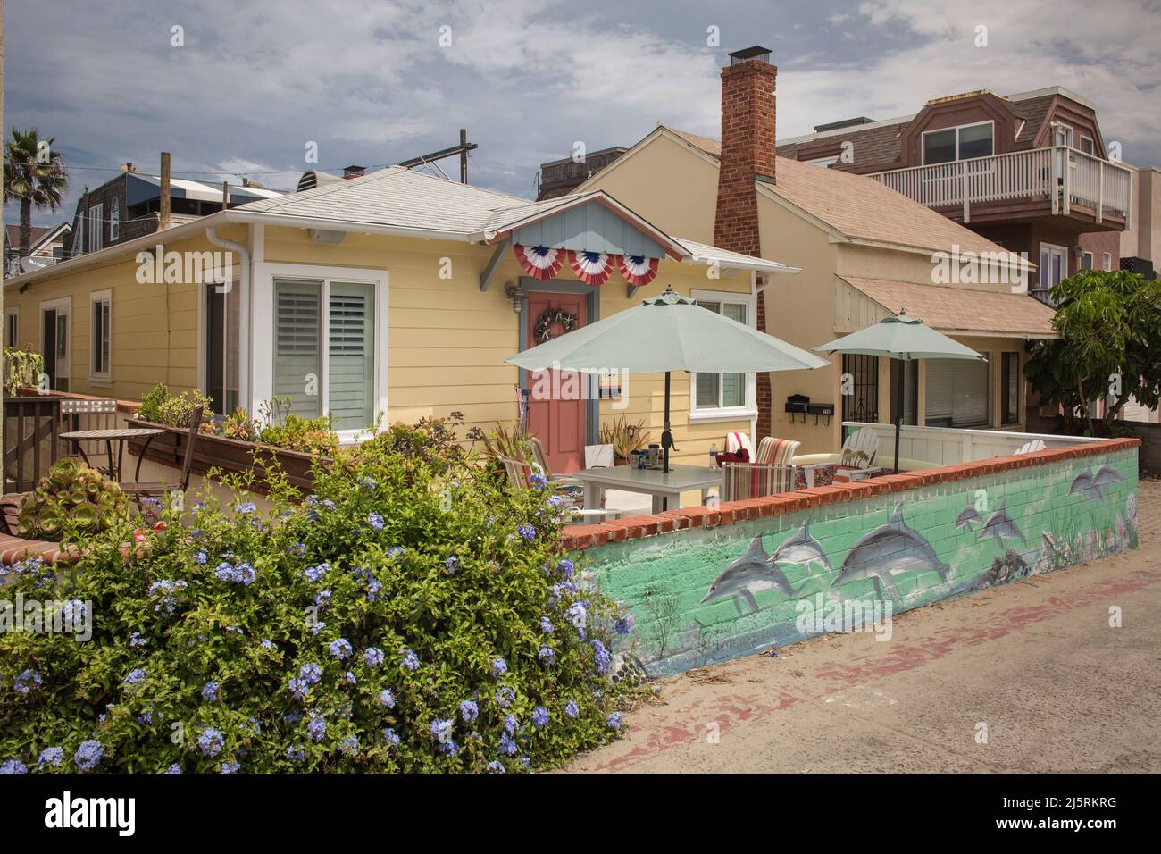 Casa de vacaciones de verano con terraza, paseo frente al mar, Mission Bay, San Diego Foto de stock